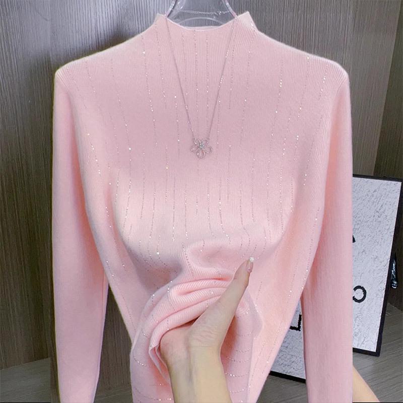 

Жіночий приталений светр з напіввисоким коміром, прикрашений діамантами - Осінньо-зимова мода XL