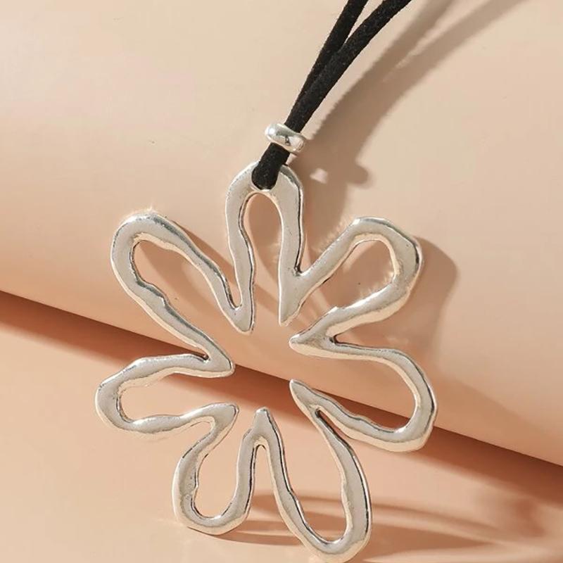 1PCS Simple Retro Personalized Hollowed Out Petal Lucky Grass Long Sweater Chain Necklace
