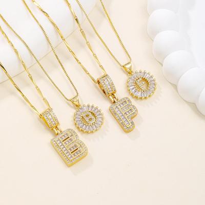 Collana Ciondolo Lettera in Zirconi e Fiore Caramella con Catena a Semi di Melone