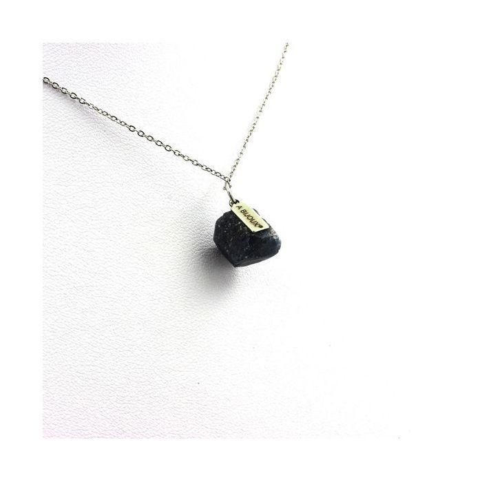 Pierres et Minéraux. Collier Saphir brut. 16.38 ct. Zazafotsy, Ihorombe, Madagascar.