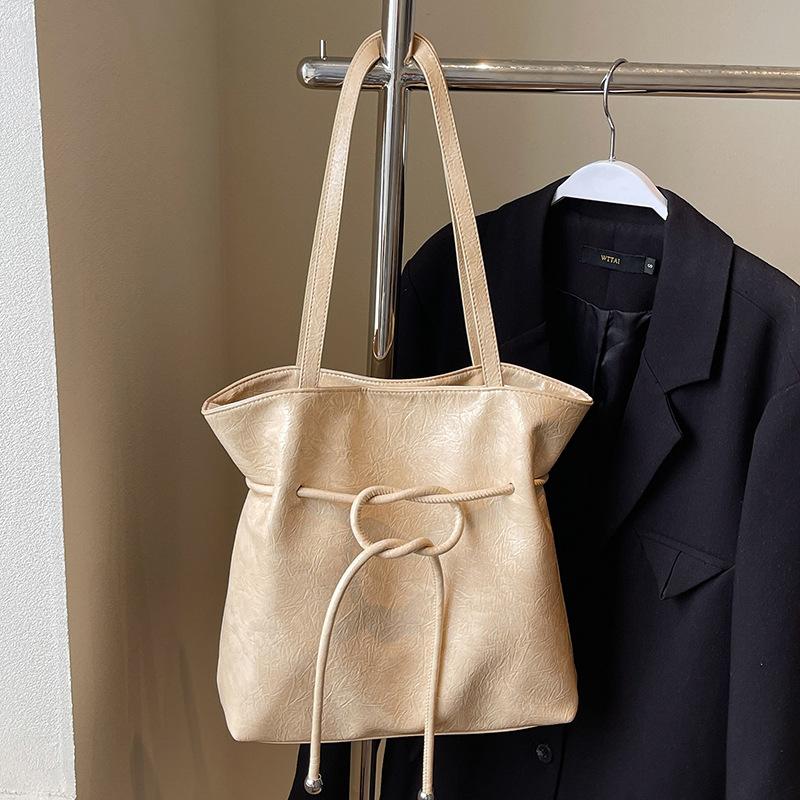 

Korean fashion simple fashion oil wax leather tote bag, high-end texture versatile casual large-capacity shoulder women s bag