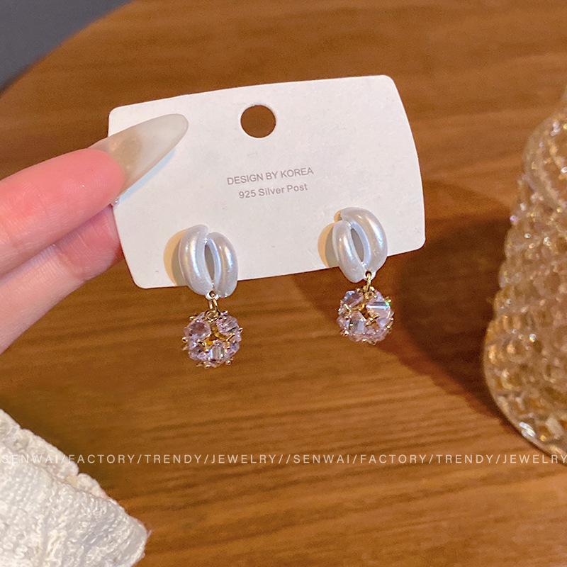 Korean Sweet Temperament Pearl Flower Earrings Women's Light Luxury Niche Design Stud Earrings Exquisite Earrings