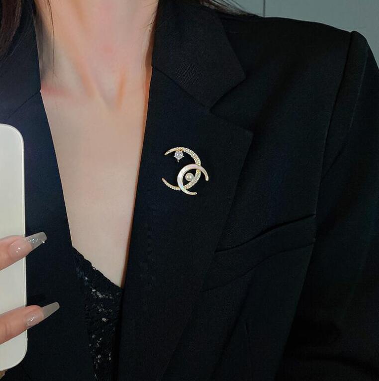 

Fashion Letter Rhinestone Brooch Lapel Pins Crystal Pearl Brooches for Women Cardigan Shirt Badge Jewelry Gifts