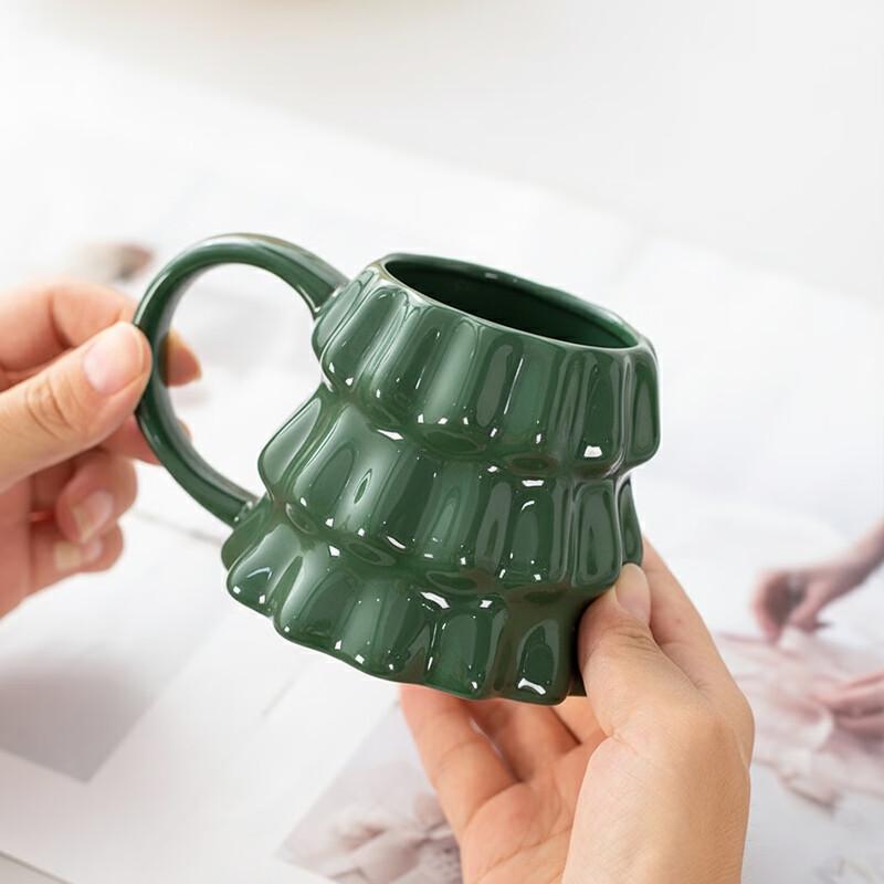 Kubek ceramiczny w kształcie choinki