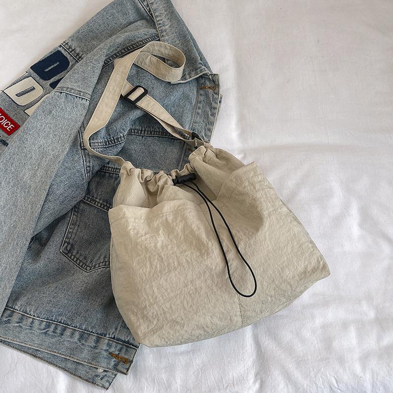 

Проста і модна сумка великої місткості жіноча літня 2024 нова повсякденна сумка-почтальон вулична сумка через плече брудно-білий