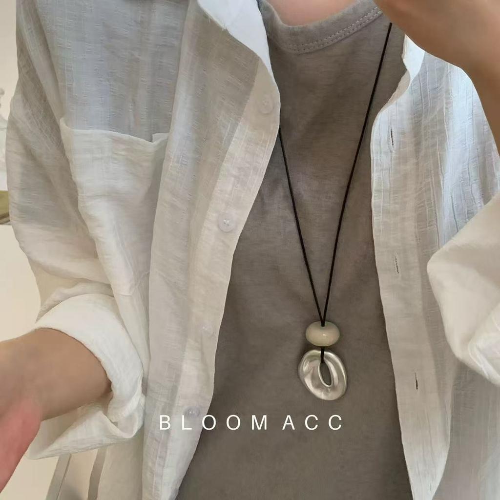 Niche design minimalist water drop pendant long necklace women's high-end sense cold leather rope sweater chain with accessories