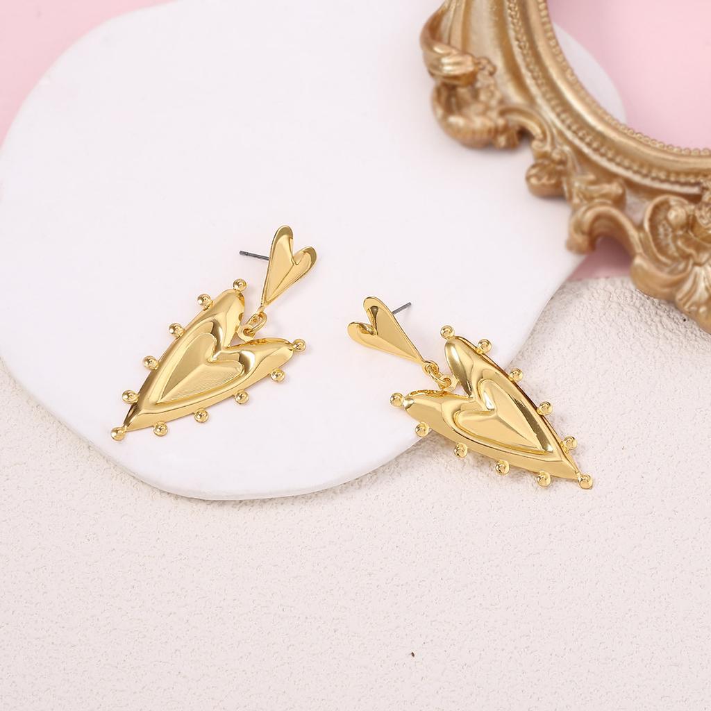 New French retro semi-three-dimensional heart-to-heart pointed peach earrings personality niche simple fashion model