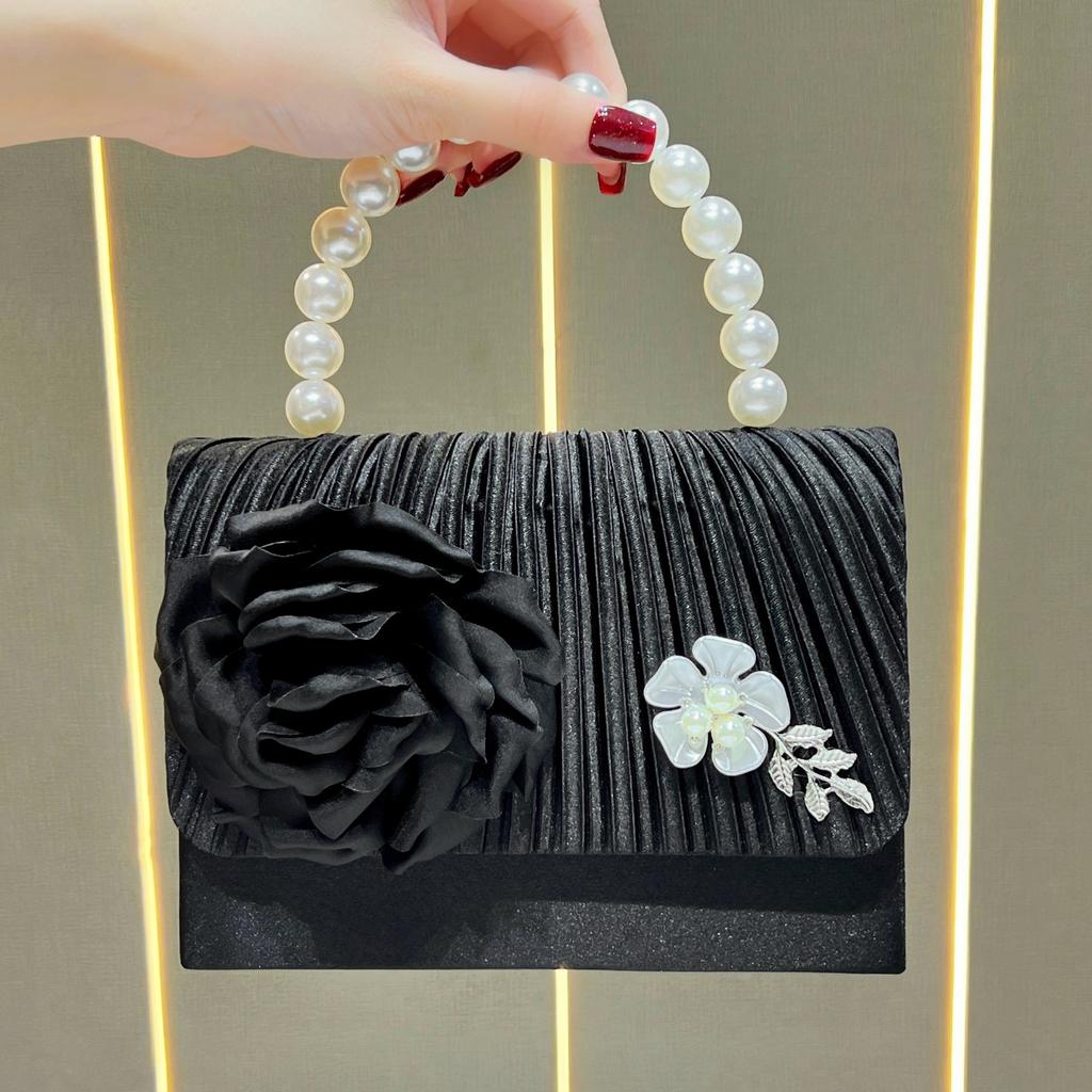 Borsa a mano da sera per ricevimento - Piccola borsa a tracolla Chloé con fiore di perle - Una borsa di nicchia