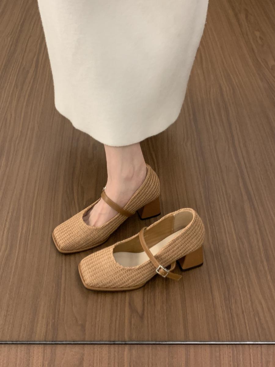 

Design sense niche one-word buckle square head commuter evening shoes 2025 new French woven brown single shoes women s shoes 39