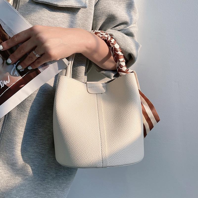 Leather women's bags niche bucket bags women's new large-capacity messenger bags women's commuter shoulder bags
