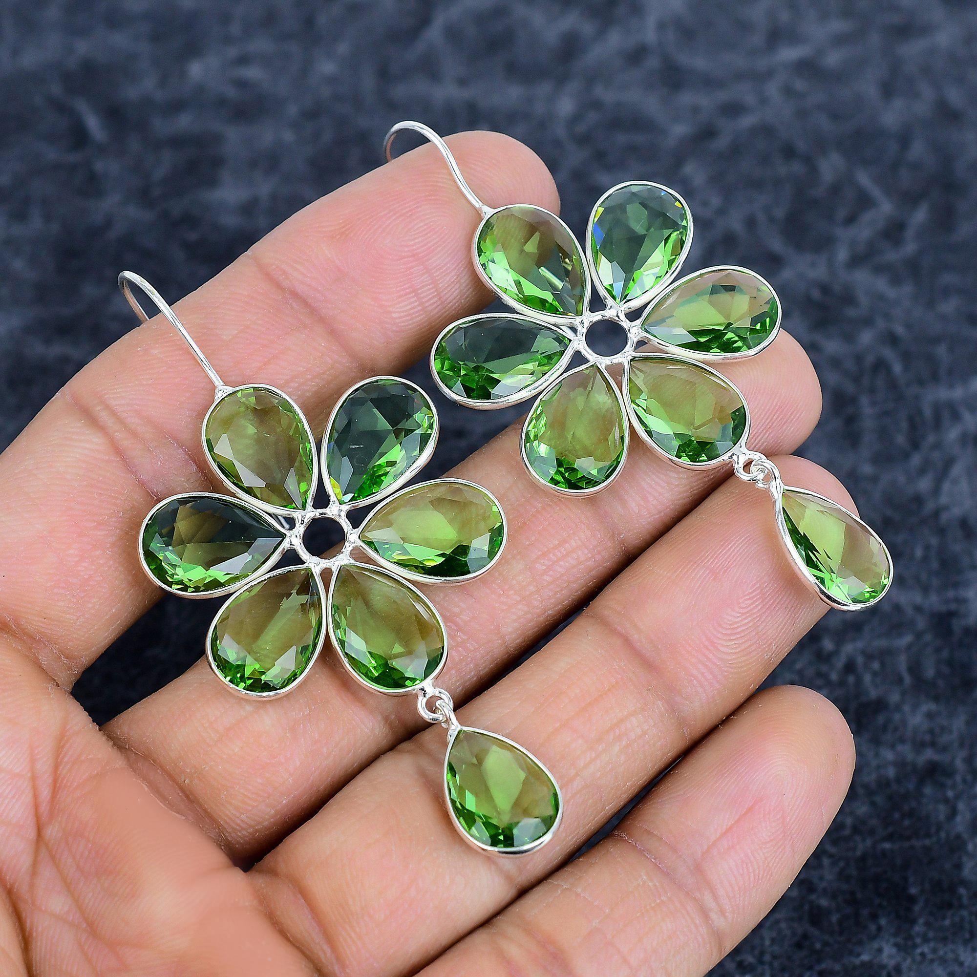 

Камінь Цаворит Ручна робота Срібло 925 проби Ювелірна сережка 2.76 M-3127