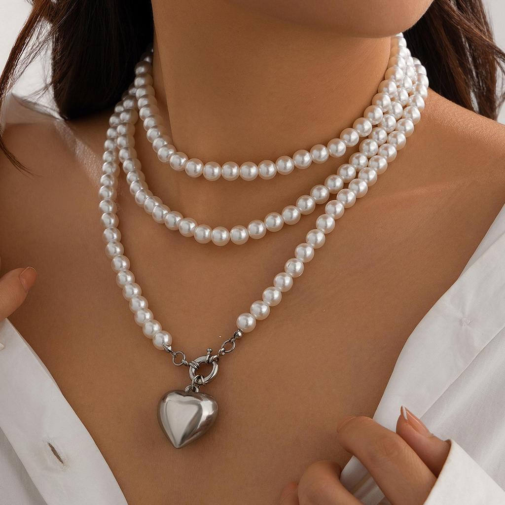 European and American Peach Heart Pendant Necklace: Women's Fashionable Long Pearl & Clavicle Layered Chain.