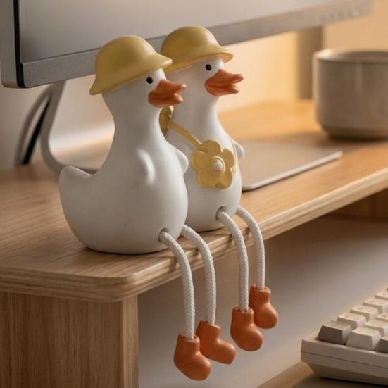 2 Stück Regal-Sitzer mit baumelnden Beinen, Kleine Harz-Entenfigurine, Niedliche Dekorative Gänse-Statue mit Gelben Hüten für Innen-Heim-Schreibtisch-Tisch-Dekoration
