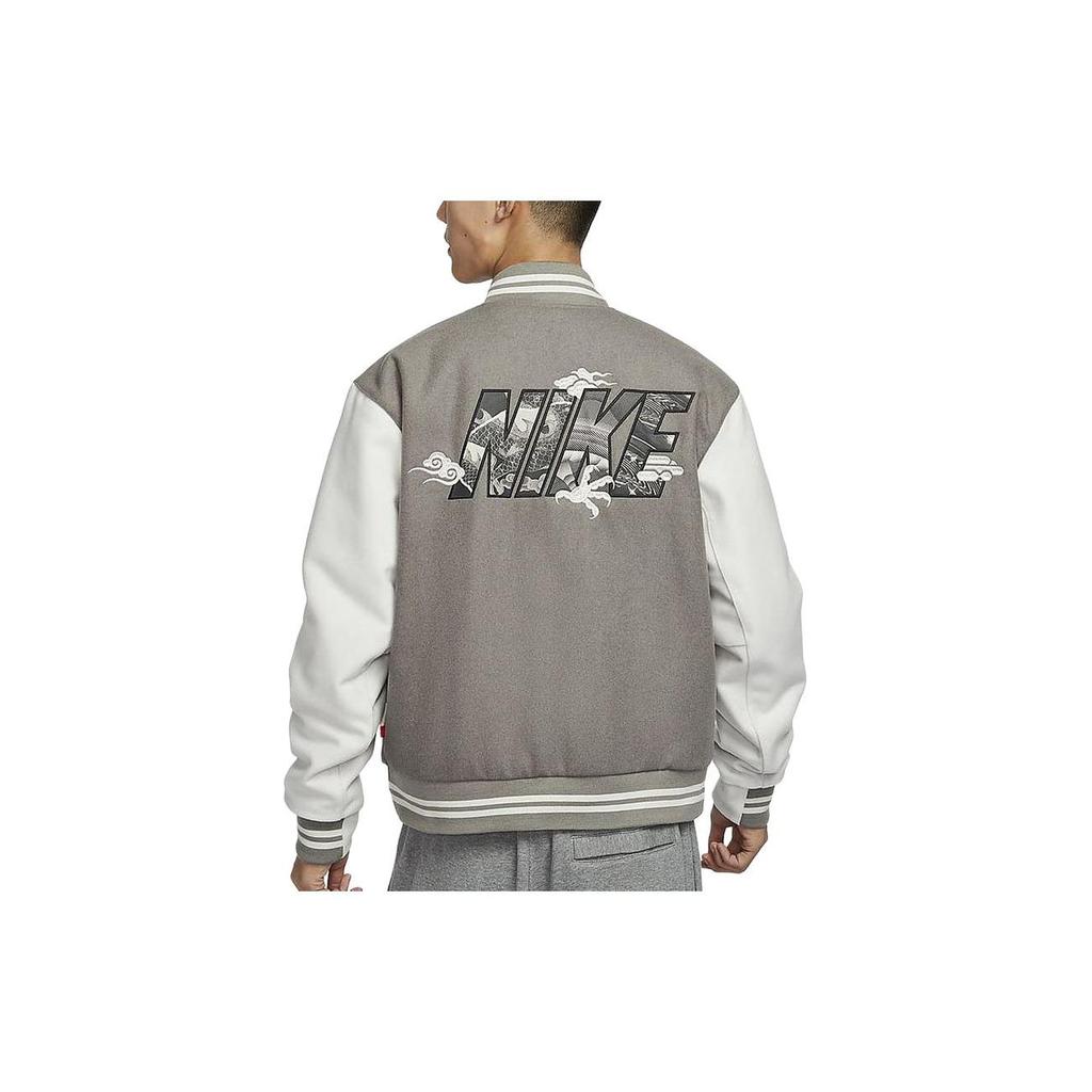 Nike Giacca Tessuta Comfort Sportiva Casual con Stampa Alfabetica da Uomo Giacche Grigio FZ6372-029