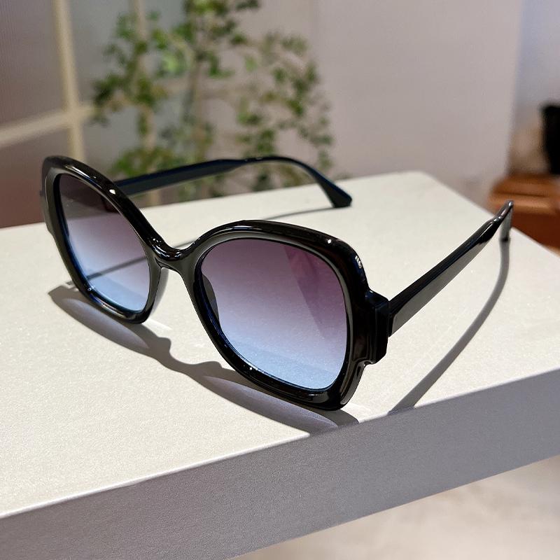 

Oversized Round Women Sunglasses New Stylish Vintage Butterfly Candy Color Shades Ins Trendy Gradient Ladies Eyewear as picture shows