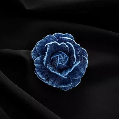 Spilla retrò in denim a forma di camelia, Espositore tridimensionale da donna di alta gamma, Spilla stile "piccolo profumato"