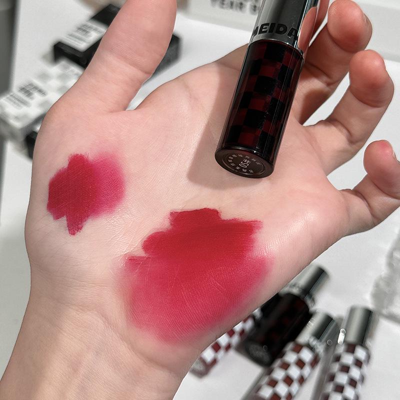 Suximeida Checkered Matte Velvet Lip Gloss In Plum Shade