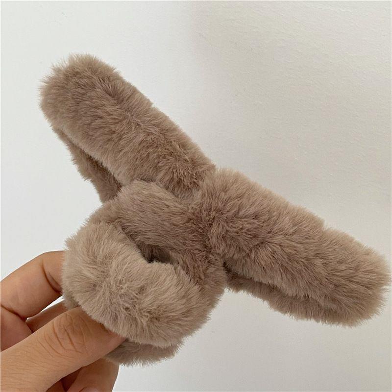 Winter Faux Fur Hair Claw For Women Girls Acrylic Crab Barrette Hairpin Furry Headwear Hair Claw Clip Fashion Hair Accessories