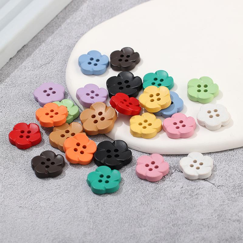 100pcs Mixed Color Plastic Flower Buttons 17mm/0.67in, Assorted Cartoon Design for DIY Crafts, Festive Gift Making.