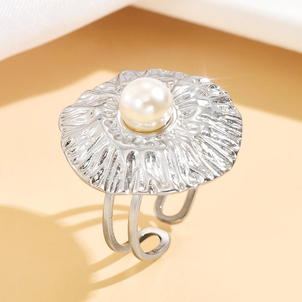 Европейское и американское кольцо из нержавеющей стали в ретро-стиле с цветами и жемчугом - Женский геометрический плиссированный дизайн