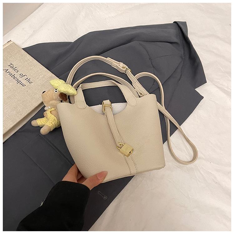 Today's Popular Bags Are Women's New Fashion and High-end Single Shoulder Messenger Bags, Portable Bucket Bags.