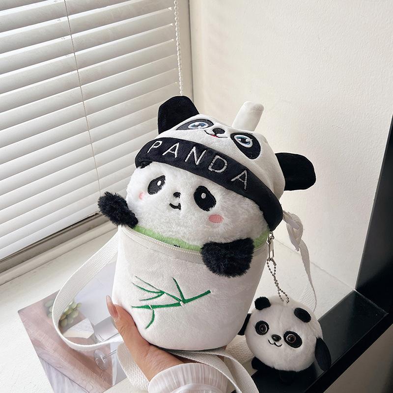 

Куклы в бесплатной сумке универсальны и милы осенью и зимой, а мультяшная красная панда Капибара расположилась по диагонали сумки. No pendant белый