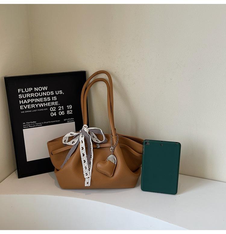 Shoulder bag Large capacity work commuter bag High sense fashion texture Niche women's bag