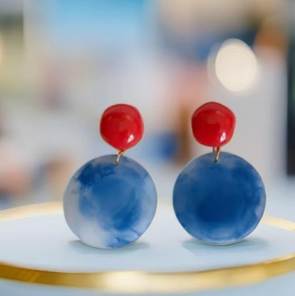 Red and Blue Contrasting Circle Earrings: High-End Hong Kong Style Retro Studs, Unique and Exaggerated Design