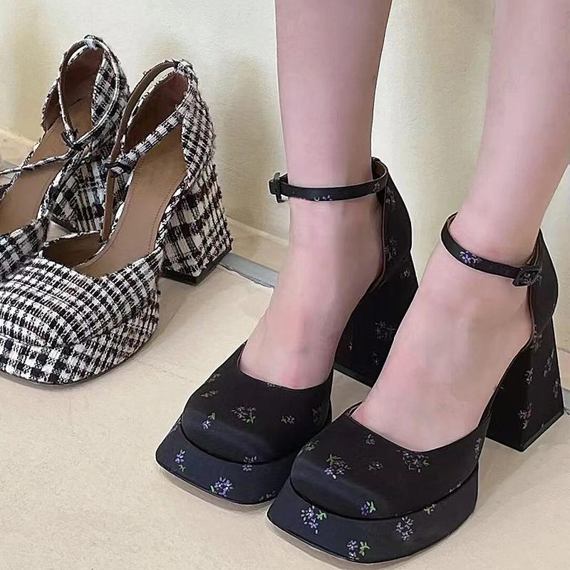 Yu Shuxin, the same 2025 new thick-soled thick-heeled high-heeled one-word strap single shoes, women's hollow and versatile Mary Jane shoes