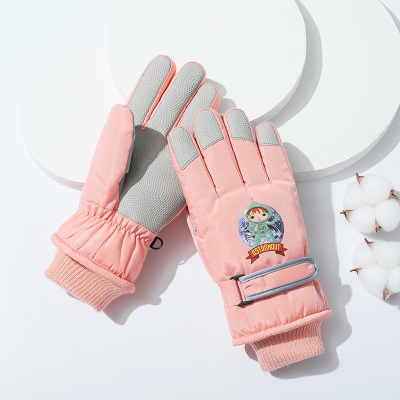 Children's ski gloves to keep warm