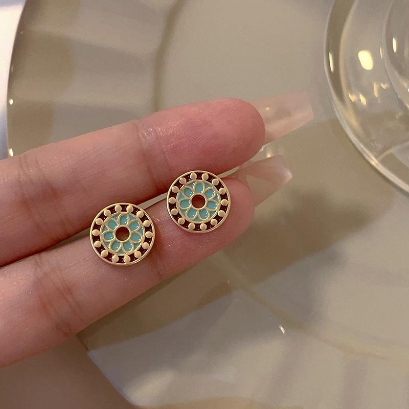 Round Flower Roulette Earrings Simple and Small Design High-end Earrings Fashion Versatile Earrings Women