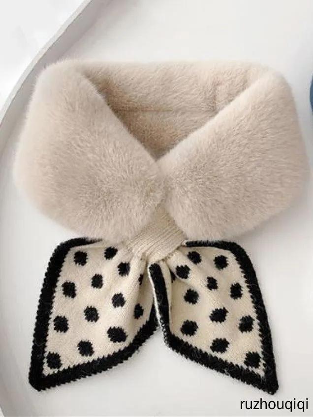 Scarf Set With Accessory