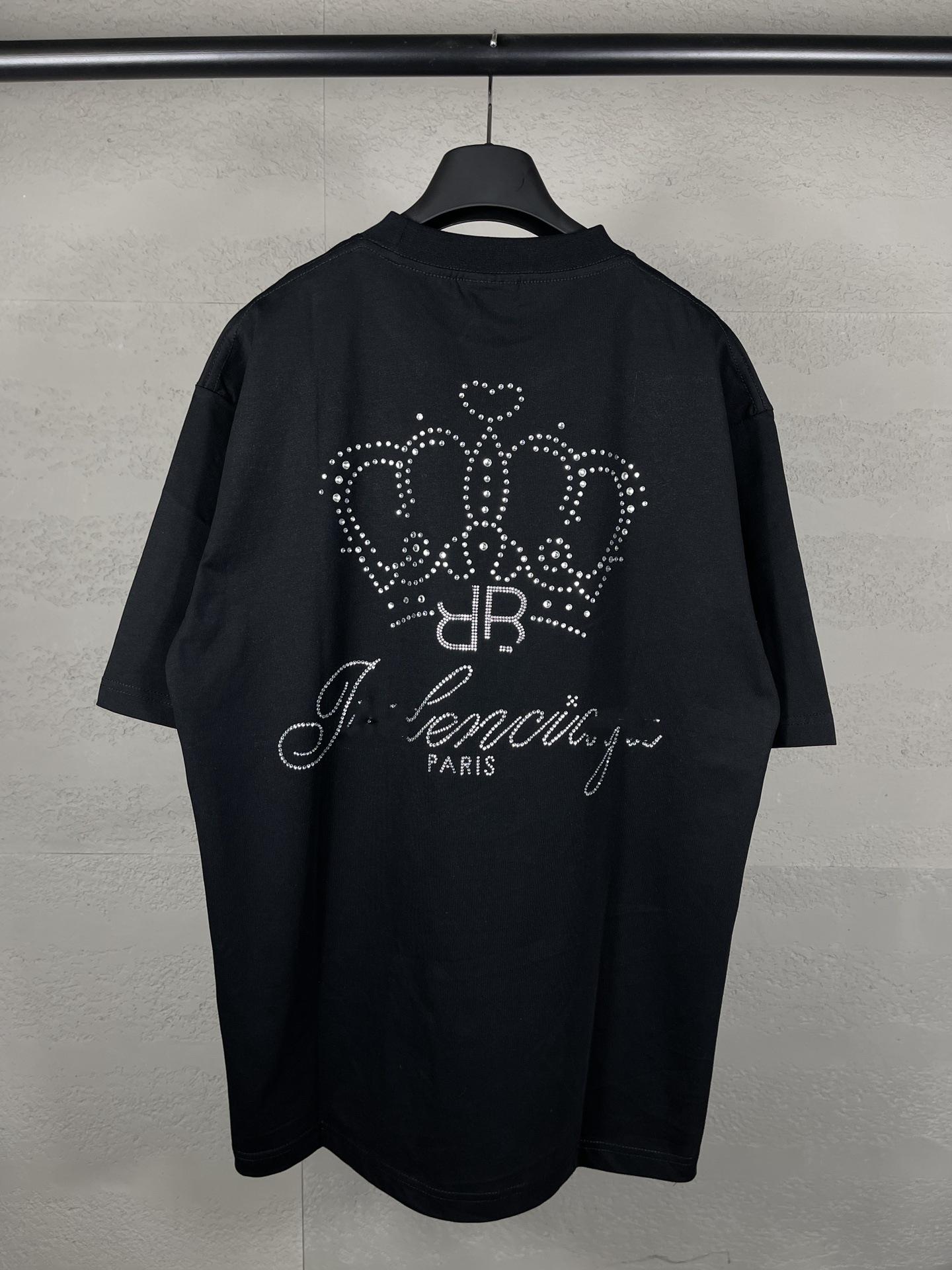 

Футболка унисекс B Paris с коротким рукавом, классическим логотипом в виде короны и ярким ромбовидным узором XS чёрный