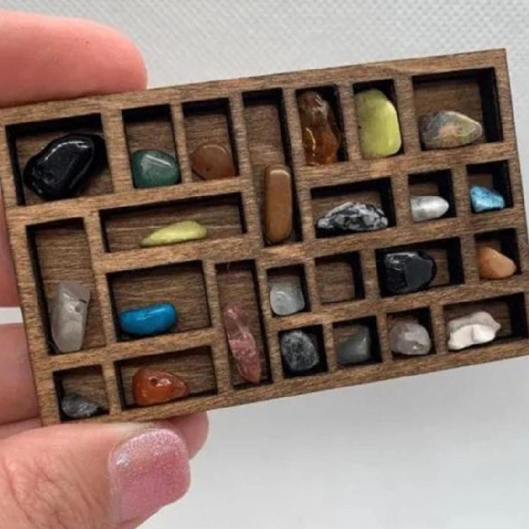 Fashionable Miniature Wooden Trinket Display Shelf Pocket Sized Crystal Box Portable Jewelry Holder for Men and Women