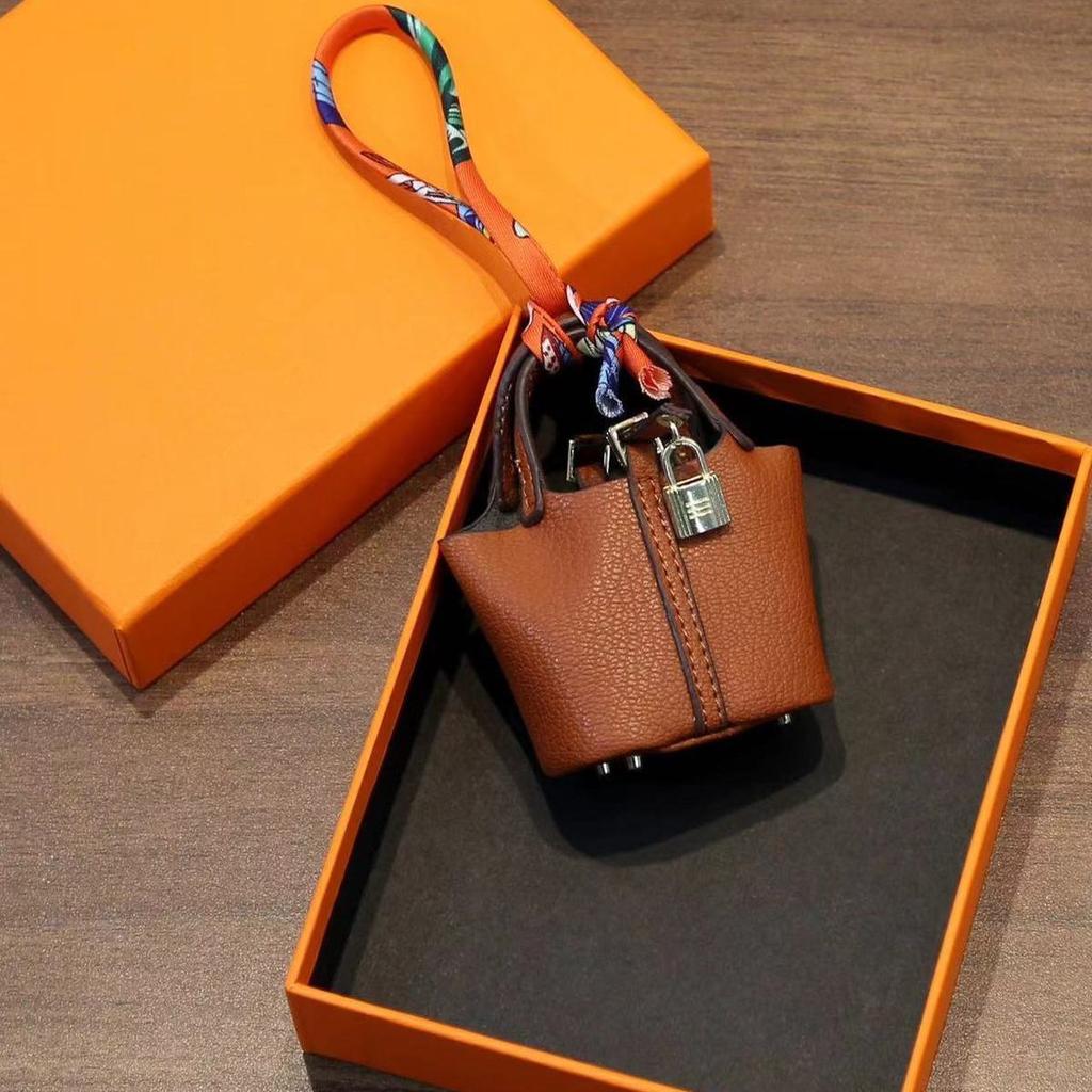 Mini vegetable basket bag pendant high-end leather car keychain earphone bag creative car pendant wholesale