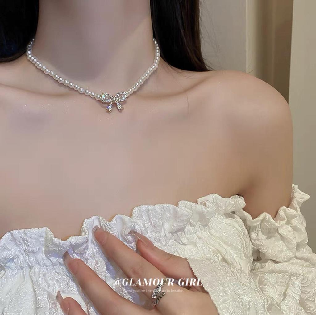 Elegancki naszyjnik z kokardą z pereł: Luksusowy łańcuszek obojczykowy ze stopu z niszowym wzorem