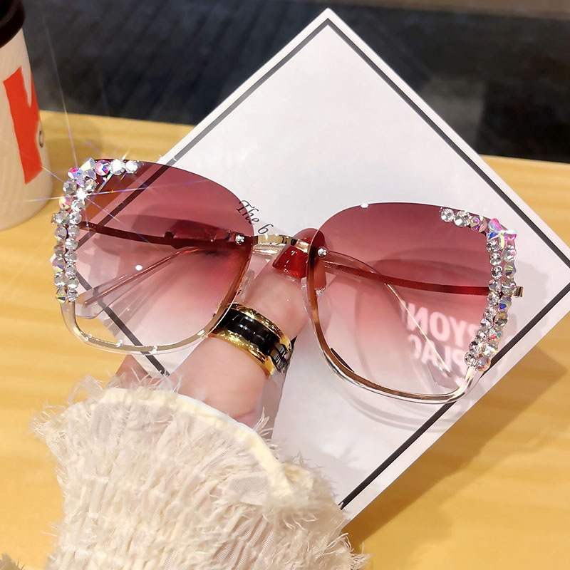 

Ladies diamond new fashion glasses, slim face, fashionable high-grade sunglasses, street shooting.