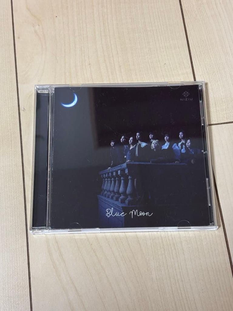 [USED] This is a Niziu CD. It contains two coconut discs.