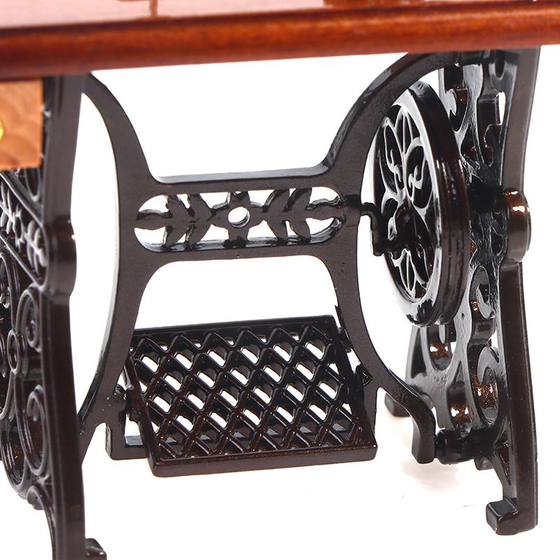 Decoración de casa de muñecas Muebles en miniatura Máquina de coser de madera Juguete con hilo