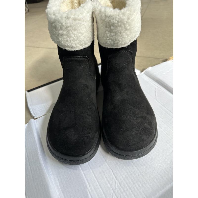 A Woman Is Wearing Fashionable and Casual Fleece Warm Snow Boots and Round-toed Cotton Shoes