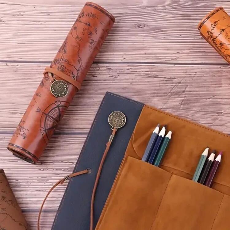 1PC Kreative Schatzkarte Retro Federmäppchen Leder Große Kapazität Rolle Bleistiftbeutel Geprägte Schnalle Einfache Schreibwaren Box Rolle Po