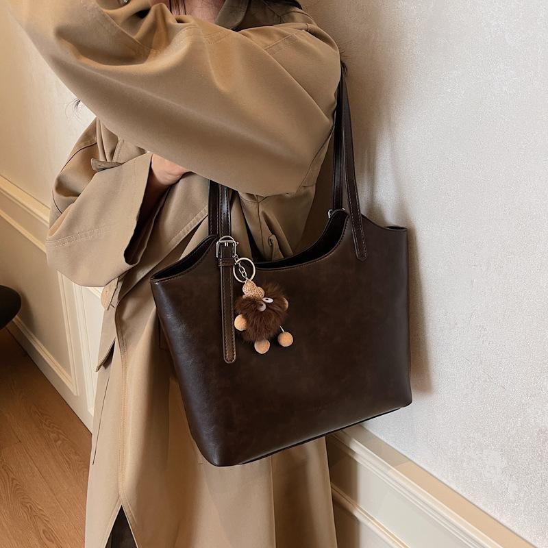 This Year's New Niche Design Commuting Versatile Soft Leather Texture Retro Large Capacity Portable Shoulder Tote