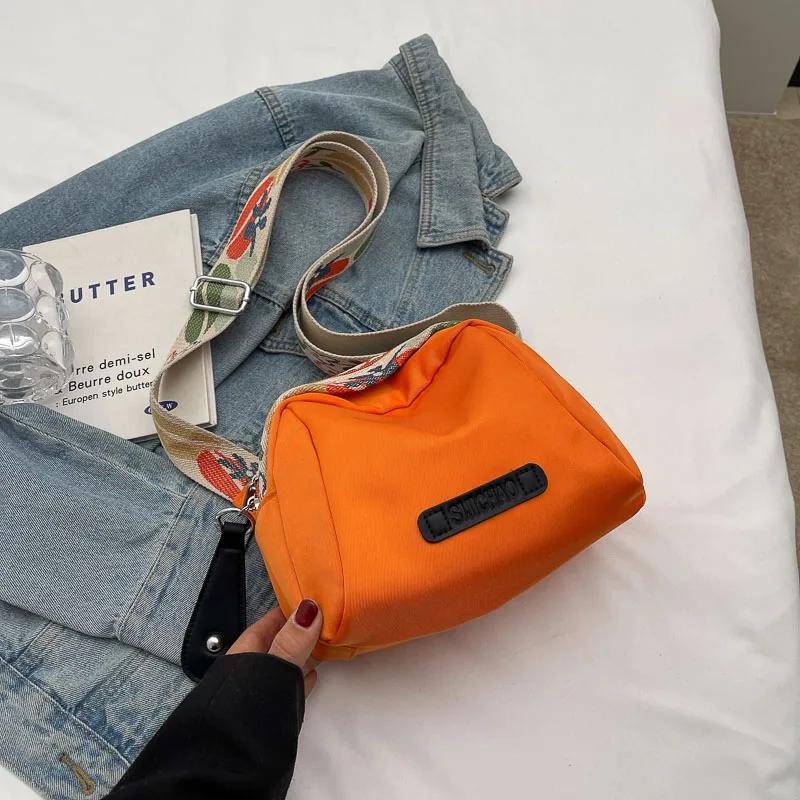 

Модные сумки кроссбоди для женщин, сумка на плечо в форме подушки из ткани Оксфорд, большая вместимость, для путешествий, повседневная уличная, маленькая тканевая сумка 21x18x12cm оранжевый