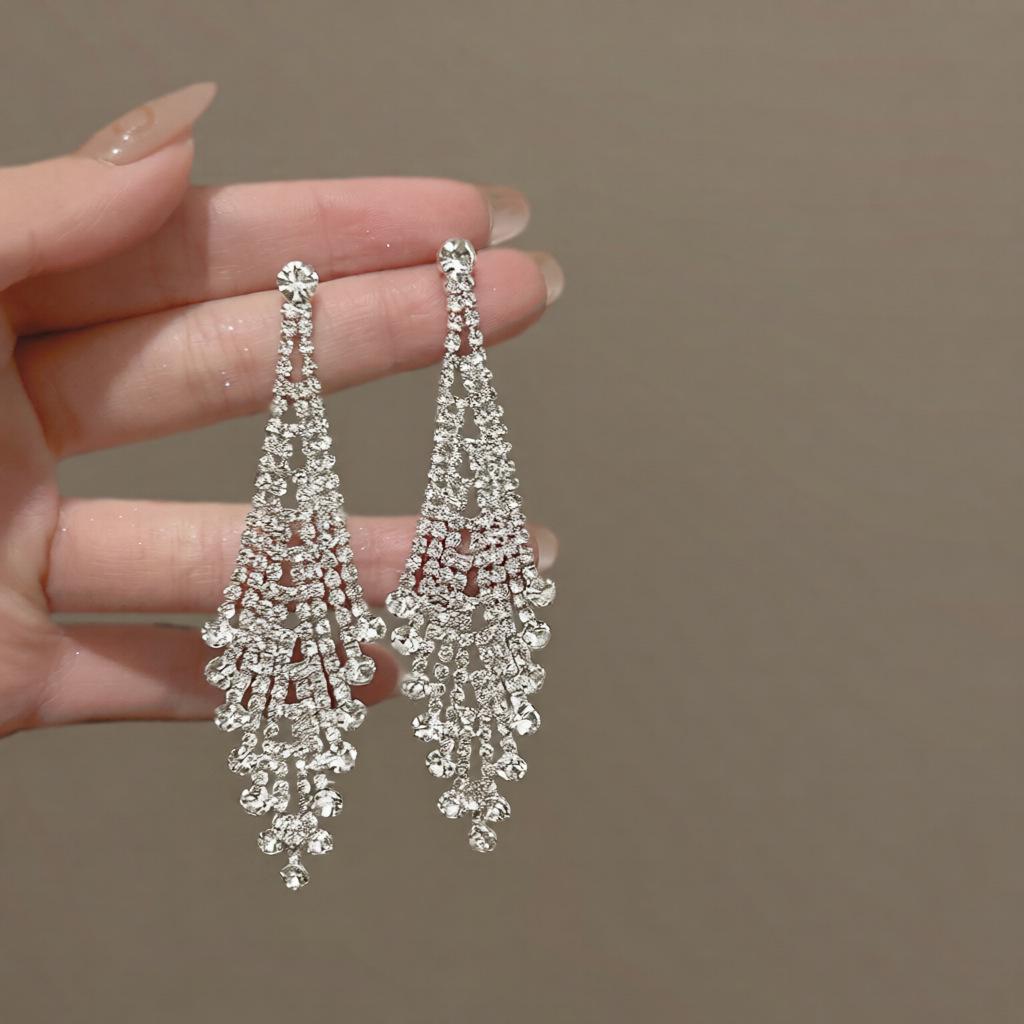 Silver Needle Rhinestone Geometric Tassel Earrings - Luxurious, Fashionable Studs for Women серебряный