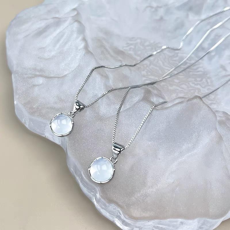 

White Chalcedony Pendant Necklace: Versatile Korean Design, Elegant Clavicle Chain, Light Luxury Style