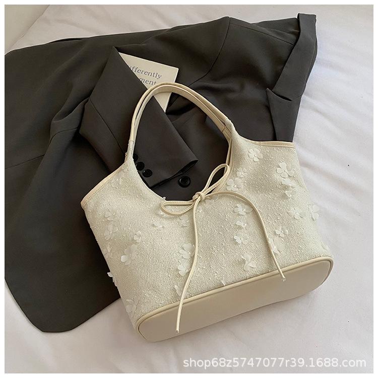 

Summer large-capacity bag women s armpit bag 2025 new fashion flower shoulder bag versatile commuter tote bag белый