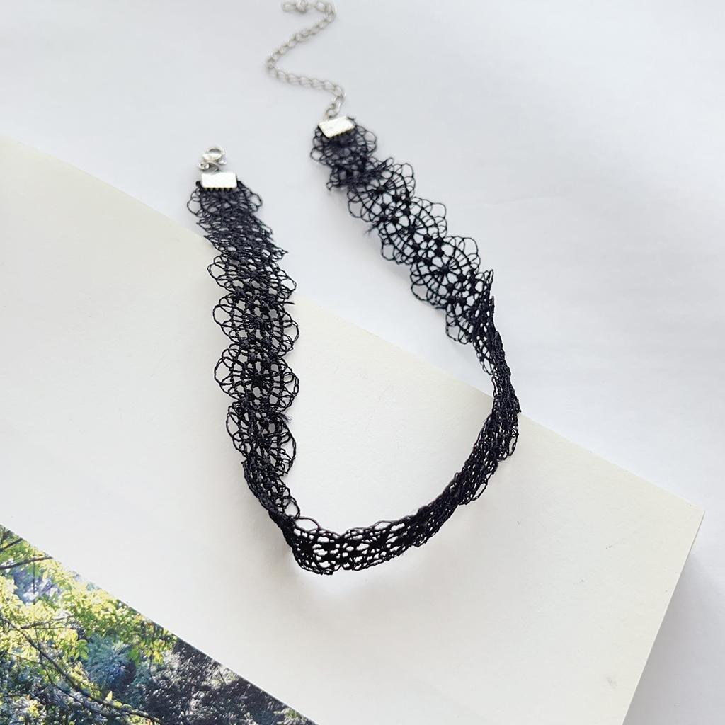 Ein modisches, einfaches, vielseitiges, sexy und retro schwarzes Spitzen-Choker-Halsband, Nackenband, Halskette und Schmuck für Damen