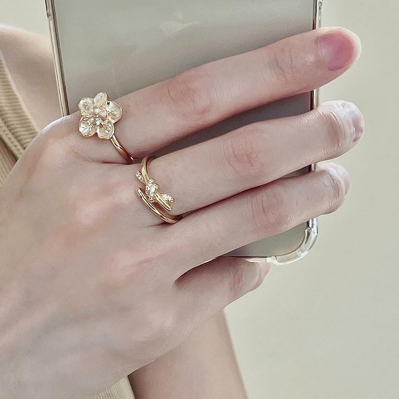 Lightweight Floral Elegant Ring For Women With Sparkling Rainbow And Pink Diamonds Perfect For Fashion And Casual Outfits