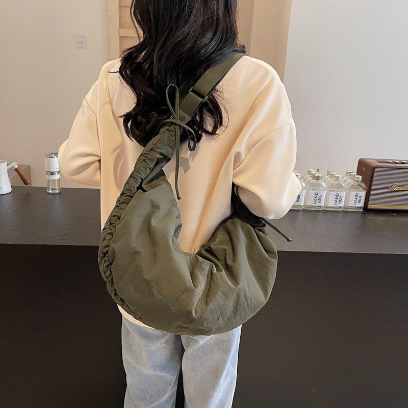 Design pleated crescent moon bag women's new simple casual shoulder bag going out trendy with large capacity messenger dumpling bag