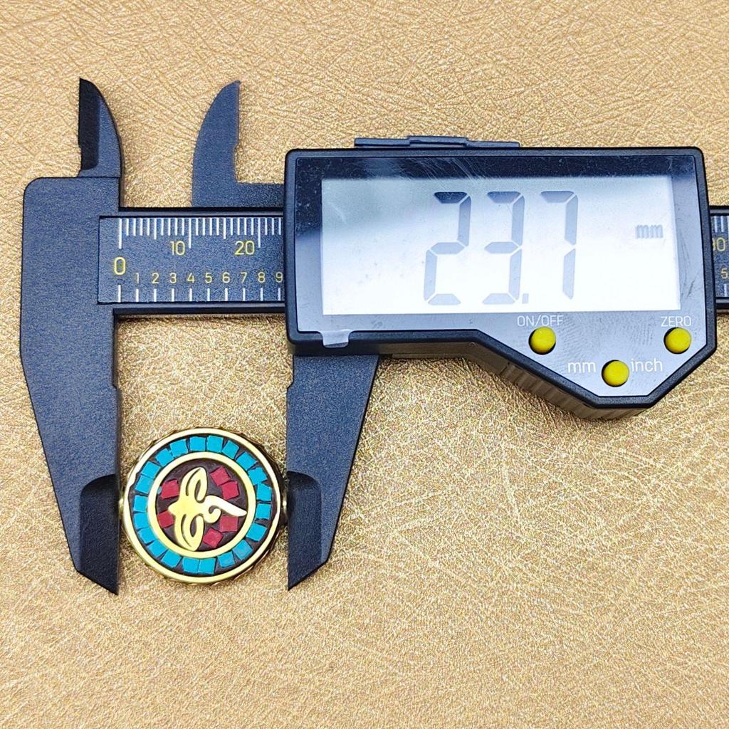 Nepalski Ręcznie Robiony Naszyjnik z Sześciosylabową Mantrą z Mosiężnymi Inkrustowanymi Koralikami